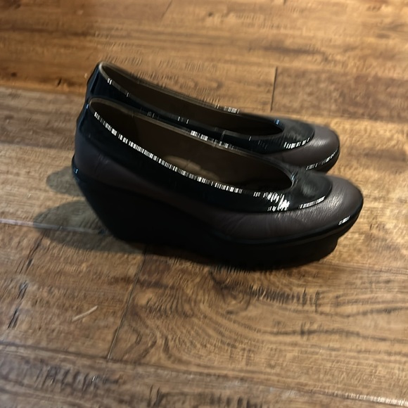 Fly London size 7. Black and taupe. Great condition only worn a few times. - Picture 2 of 8